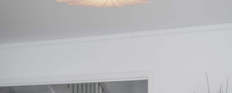 Plafon czy lampa wisząca? Co wybrać do salonu, sypialni, kuchni – poradnik 1 Plafon czy lampa wisząca? Poradnik wyboru do poszczególnych pomieszczeń