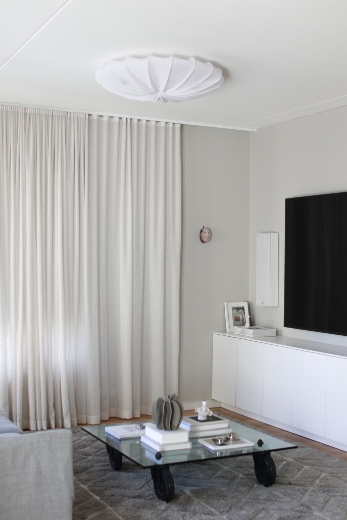 Plafon czy lampa wisząca? Co wybrać do salonu, sypialni, kuchni – poradnik 5 Biały plafon materiałowy w salonie - styl soft minimalism