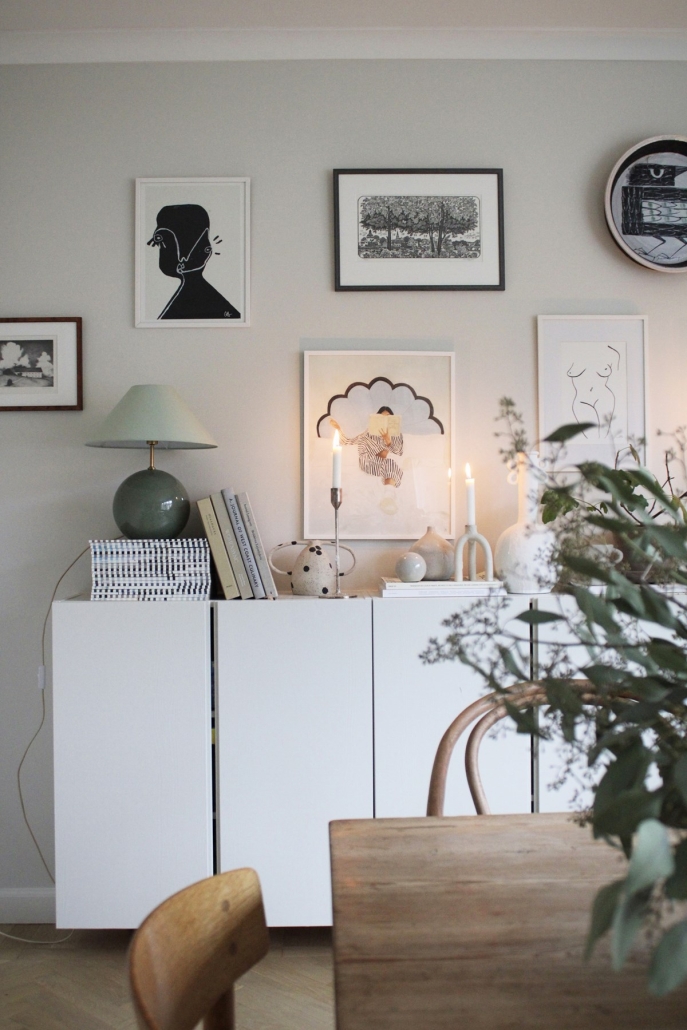 Salon modern classic z zieloną lampą stołową kulą szklaną Iris