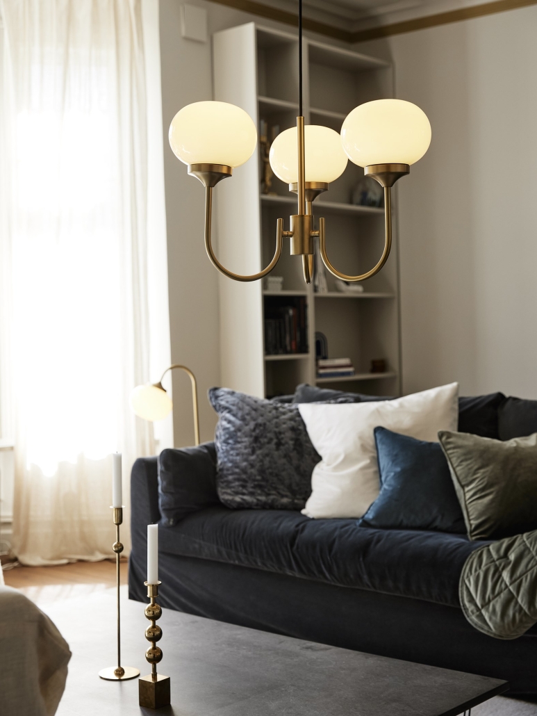 Elegancki żyrandol mosiężny ze szklanymi kloszami w stylu modern classic