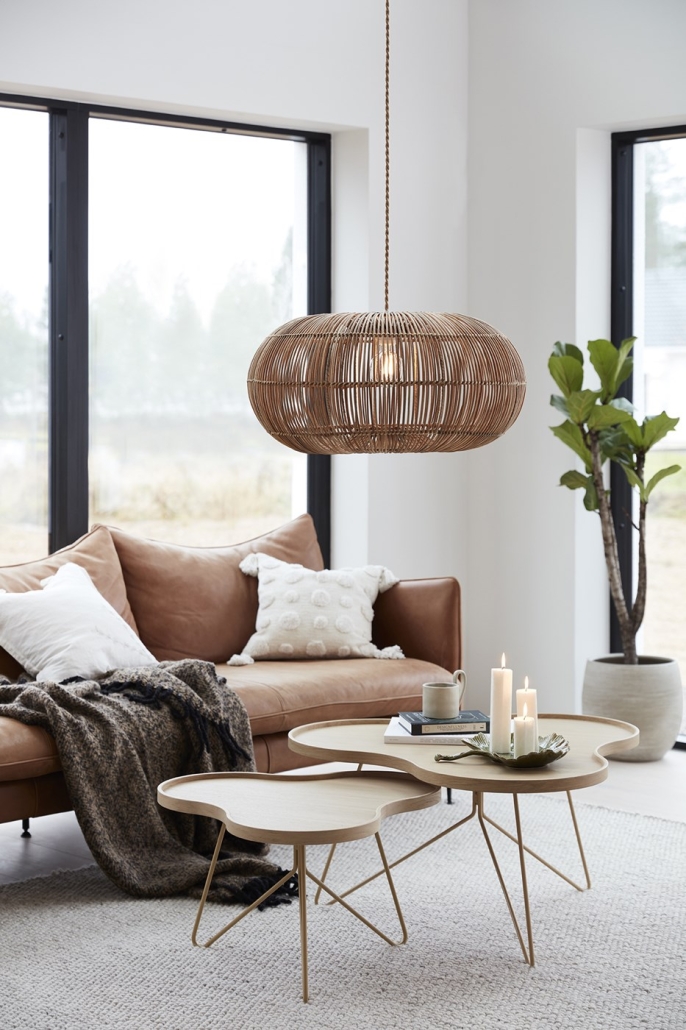 Rattanowa lampa wisząca w nowoczesnym, minimalistycznym salonie