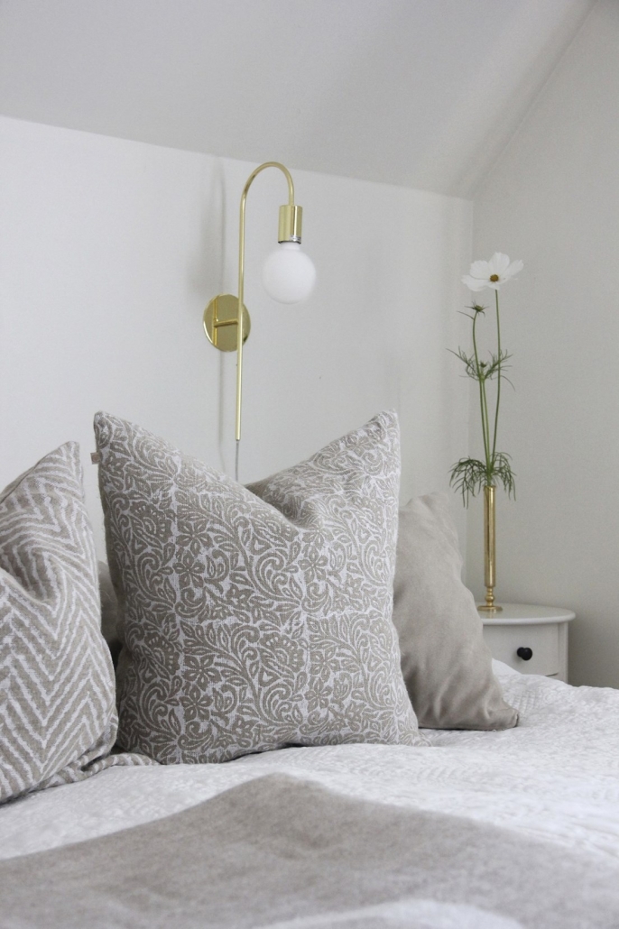 Sypialnia modern classic z minimalistycznymi mosiężnymi kinkietami