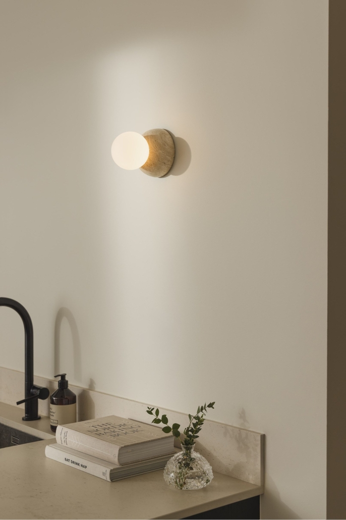 Minimalistyczny kinkiet z trawertynu ze szklanym kloszem