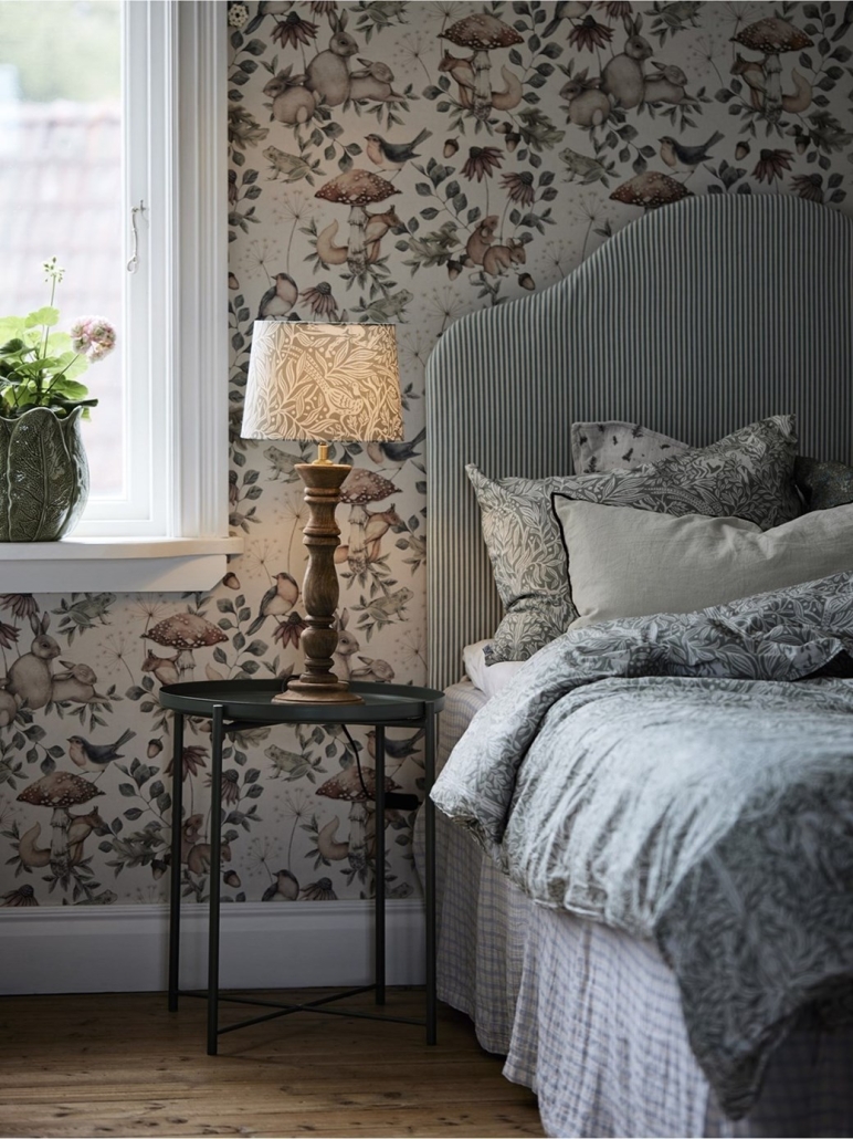 Oświetlenie przy łóżku w sypialni w stylu rustykalnym - drewniana lampa stołowa boho z abażurem