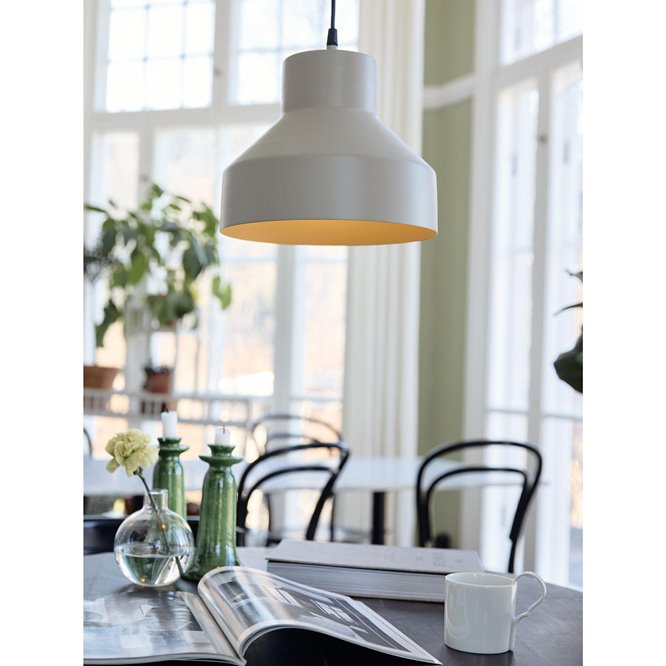 Metalowa lampa wisząca Solo beżowa PR Home nad stołem